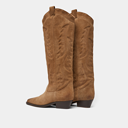 Pointed-toe boots with visible stitching in dark taupe suede | DORILLA