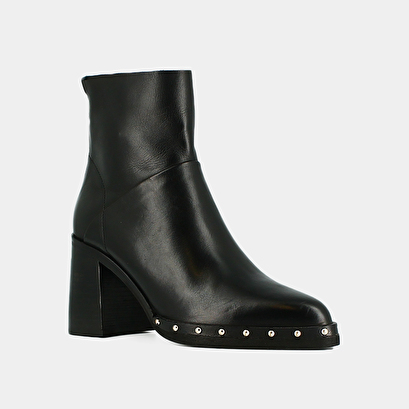 Heeled lowboots and back zippers black
