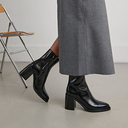 Bottines &agrave; talons in black leather | dolor