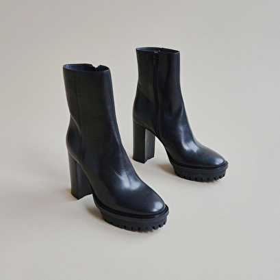 Ankle boots with heels and notched soles black
