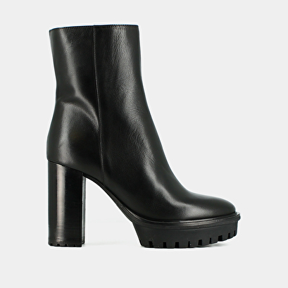Ankle boots with heels and notched soles black
