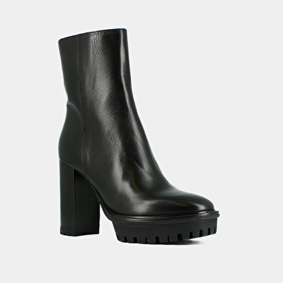 Ankle boots with heels and notched soles black