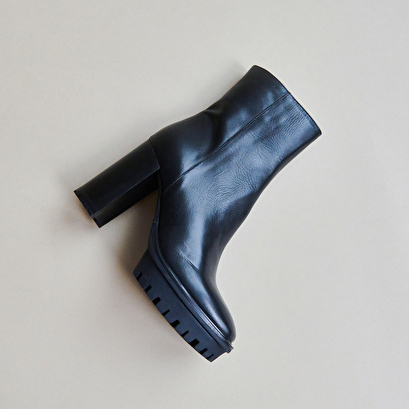 Ankle boots with heels and notched soles black