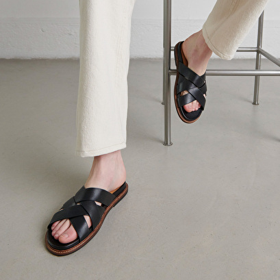 Mules with wide straps in black leather | alexandre