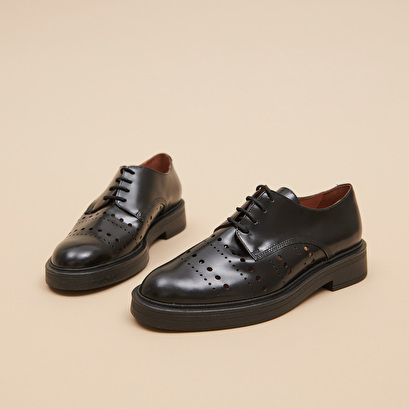 Pierced derbies in glazed black leather | amarante