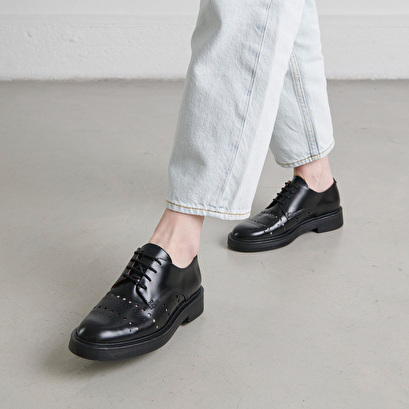 Pierced derbies in glazed black leather | amarante