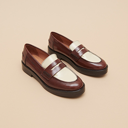 Round-toed loafers in brown and ecru glazed leather | MIRNA