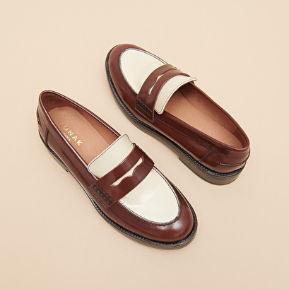 Round-toed loafers in brown and ecru glazed leather | MIRNA