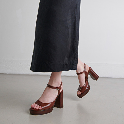High-heeled sandals and platforms in brown leather | BAMBA