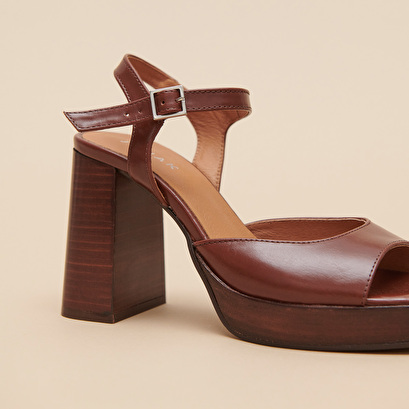 High-heeled sandals and platforms in brown leather | BAMBA