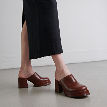 Mules with heels and platforms in brown leather | BOLERO