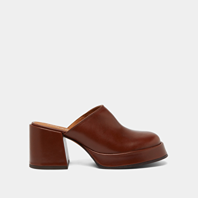 Mules with heels and platforms in brown leather | BOLERO