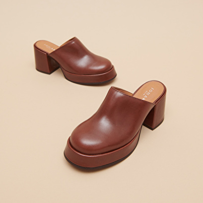 Mules with heels and platforms in brown leather | BOLERO