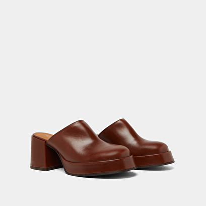 Mules with heels and platforms in brown leather | BOLERO
