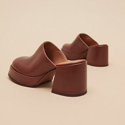 Mules with heels and platforms in brown leather | BOLERO