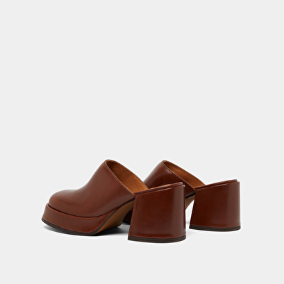 Mules with heels and platforms in brown leather | BOLERO