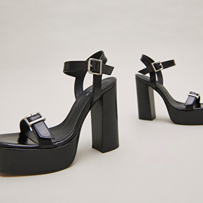 High-heeled sandals and platforms in black leather | BONHEUR