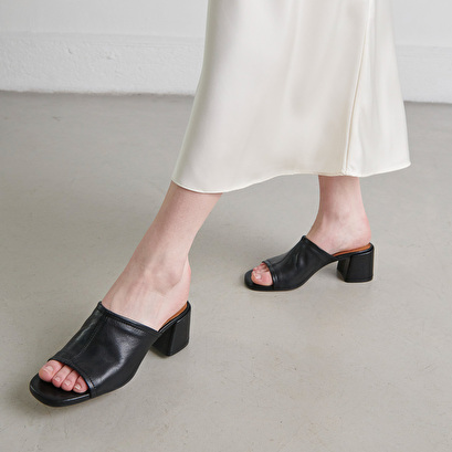 Mules with heels and open toes in black leather | butterfly
