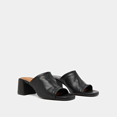 Mules with heels and open toes in black leather | butterfly