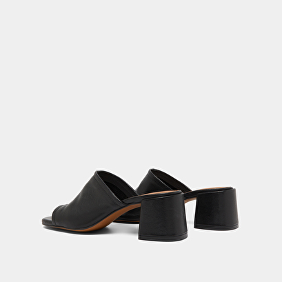 Mules with heels and open toes in black leather | butterfly