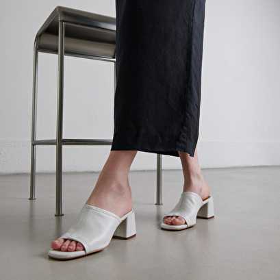 Mules with heels and open toes in white leather | BUTTERFLY