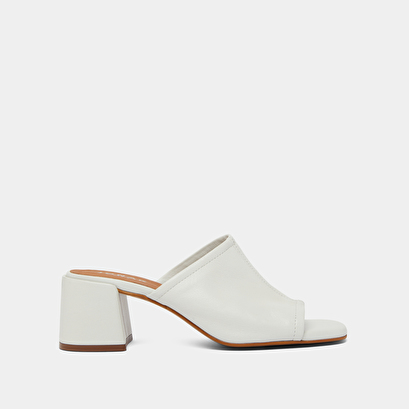 Mules with heels and open toes in white leather | BUTTERFLY