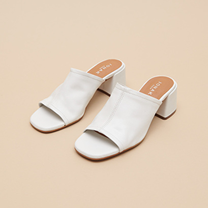 Mules with heels and open toes in white leather | BUTTERFLY