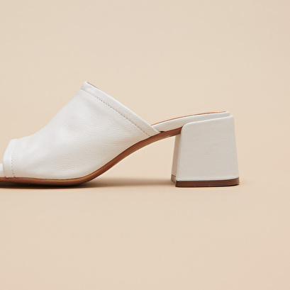 Mules with heels and open toes in white leather | BUTTERFLY