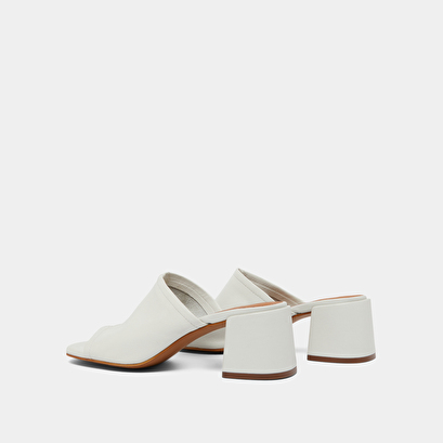 Mules with heels and open toes in white leather | BUTTERFLY