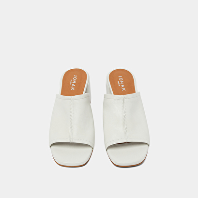 Mules with heels and open toes in white leather | BUTTERFLY