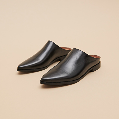 Pointed-toe mules in black leather | ALADIN