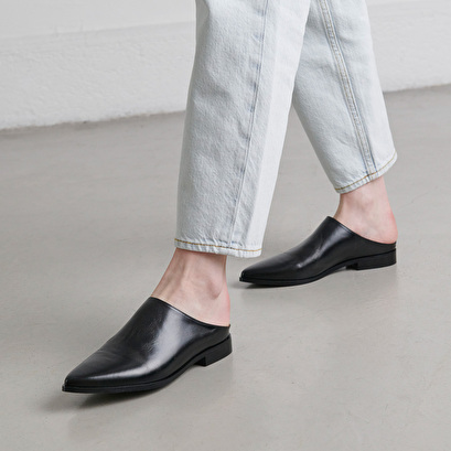 Pointed-toe mules in black leather | ALADIN