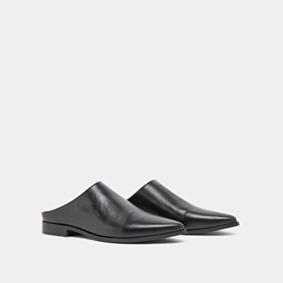 Pointed-toe mules in black leather | ALADIN