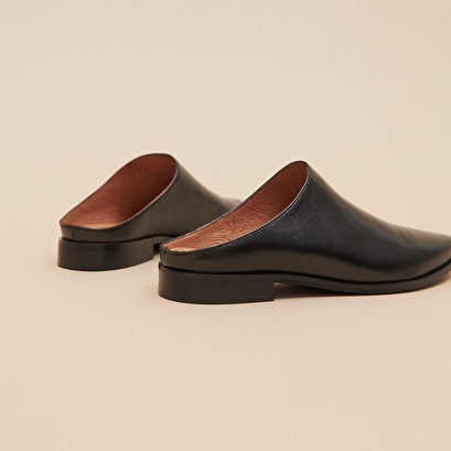 Pointed-toe mules in black leather | ALADIN