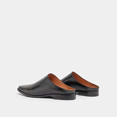 Pointed-toe mules in black leather | ALADIN