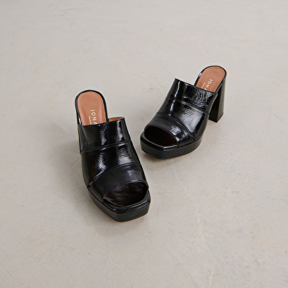 Mules with heels and open toes in black shiny leather | VAGABOND