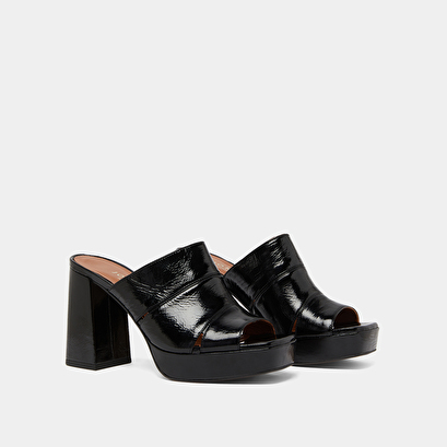 Mules with heels and open toes in black shiny leather | VAGABOND