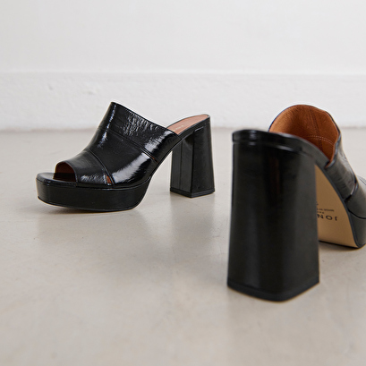 Mules with heels and open toes in black shiny leather | VAGABOND