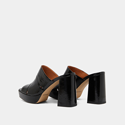 Mules with heels and open toes in black shiny leather | VAGABOND