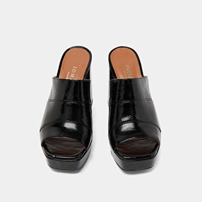 Mules with heels and open toes in black shiny leather | VAGABOND