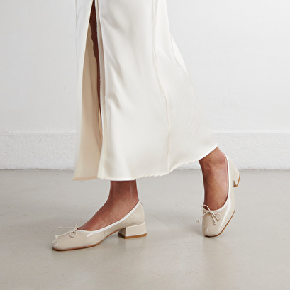 Ballet flats with low heels in ecru pleated patent | dybil