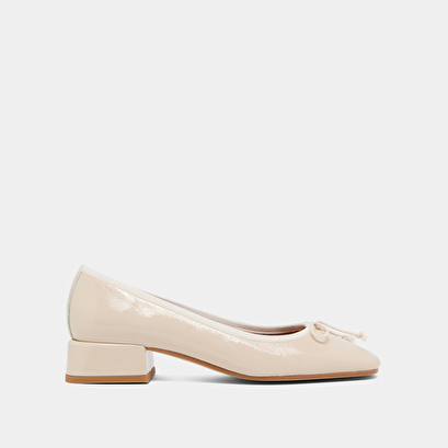 Ballet flats with low heels in ecru pleated patent | dybil