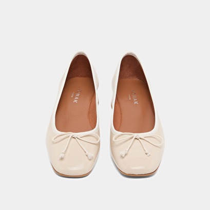 Ballet flats with low heels in ecru pleated patent | dybil