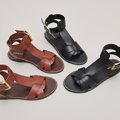 Buckle and strap sandals in black leather | whisper