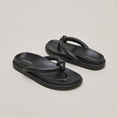 Mules with straps in black leather | woodland