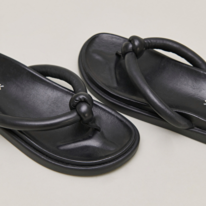 Mules with straps in black leather | woodland