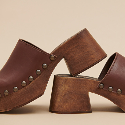 Platform mules in dark brown leather | ELLIOT
