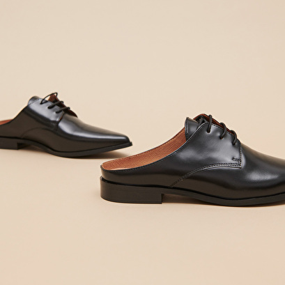 Mules with laces in black glazed leather | AGDAL
