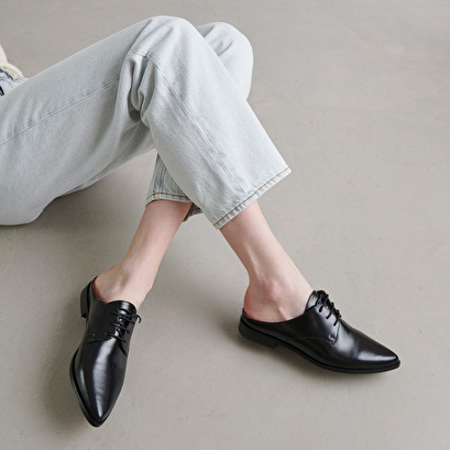 Mules with laces in black glazed leather | AGDAL