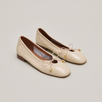 Ballet flats with laces in beige leather | DAPHNE